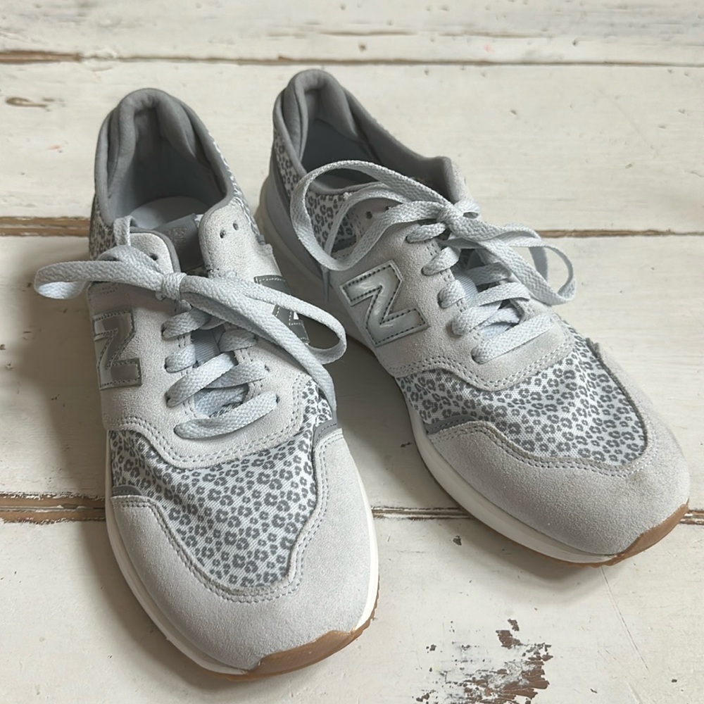 New Balance EUC women’s Fresh Foam X70 V1 sneaker in Moondust/Steel. Size 9